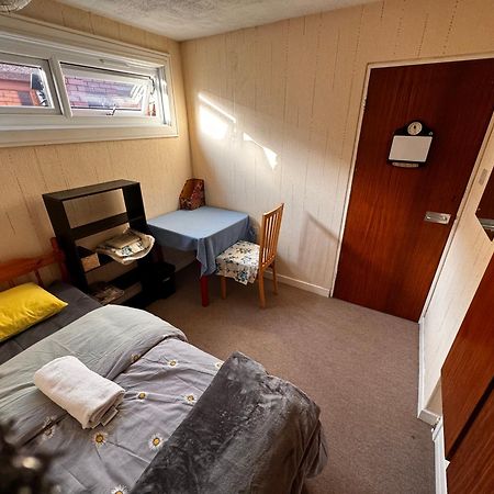 Double Room Best Location Near Shopping Center & Free Parking Coventry Esterno foto